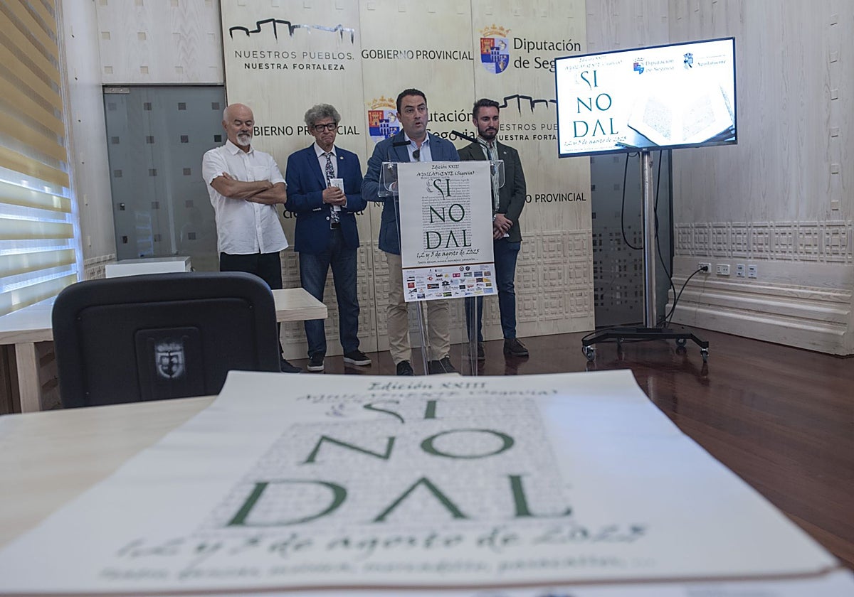 E diputado de Turismo de Segovia, Javier Figueredo, presenta el Sinodal con sus organizadores