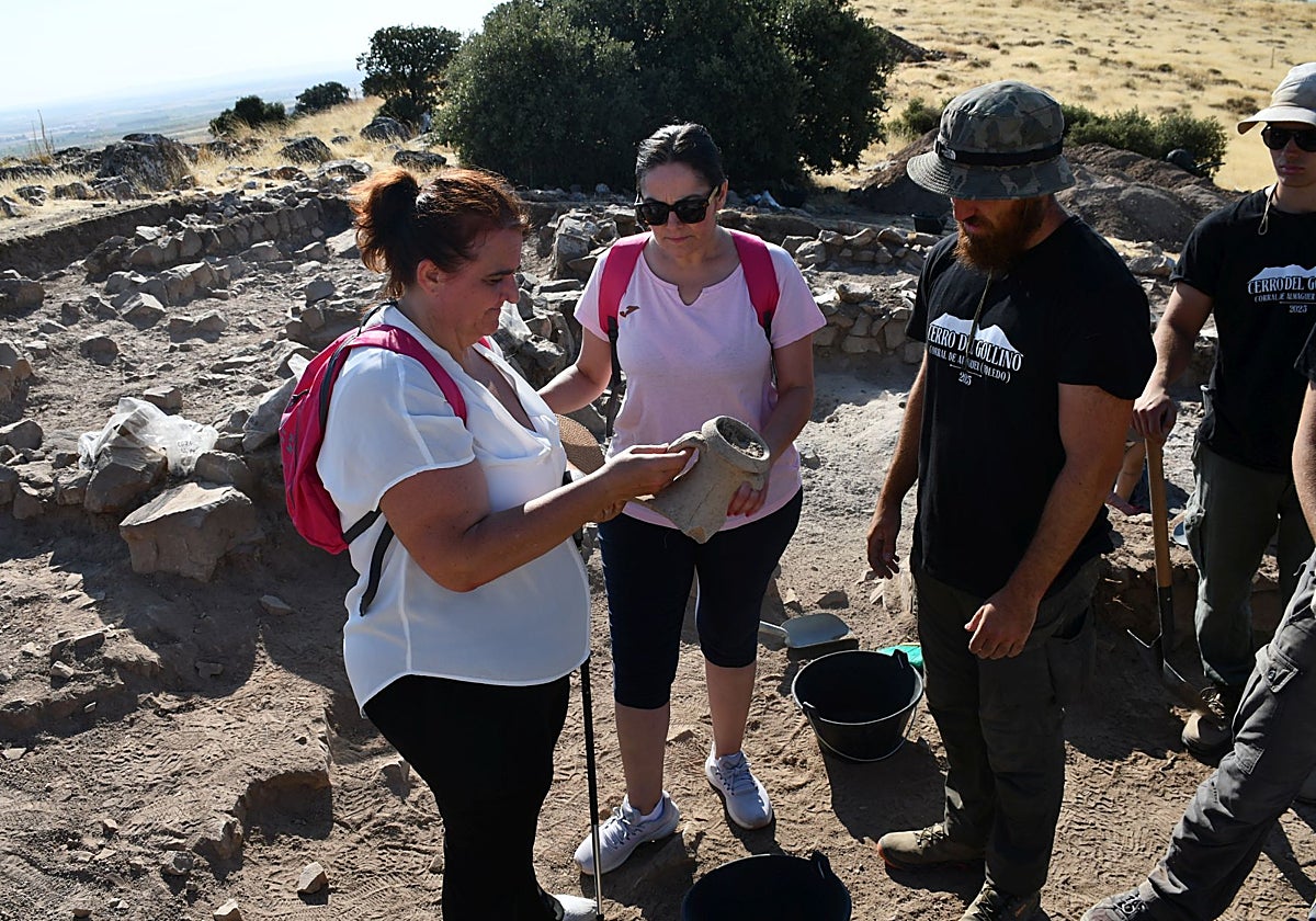 Visita al yacimiento de la alcaldesa de Corral y diputada provincial, Manuela Lominchar