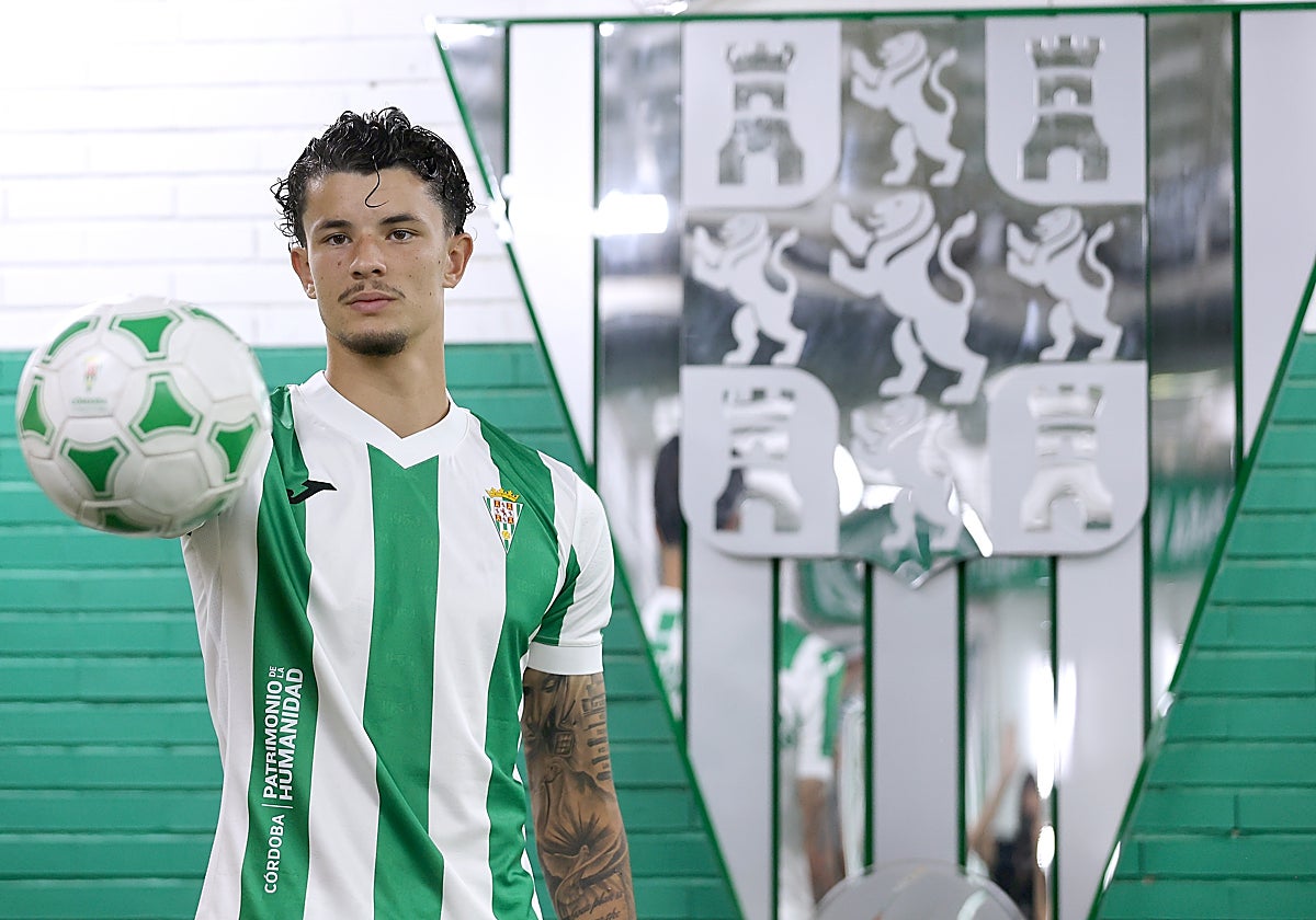 Jude Soonsup-Bell en su presentación como jugador del Córdoba CF