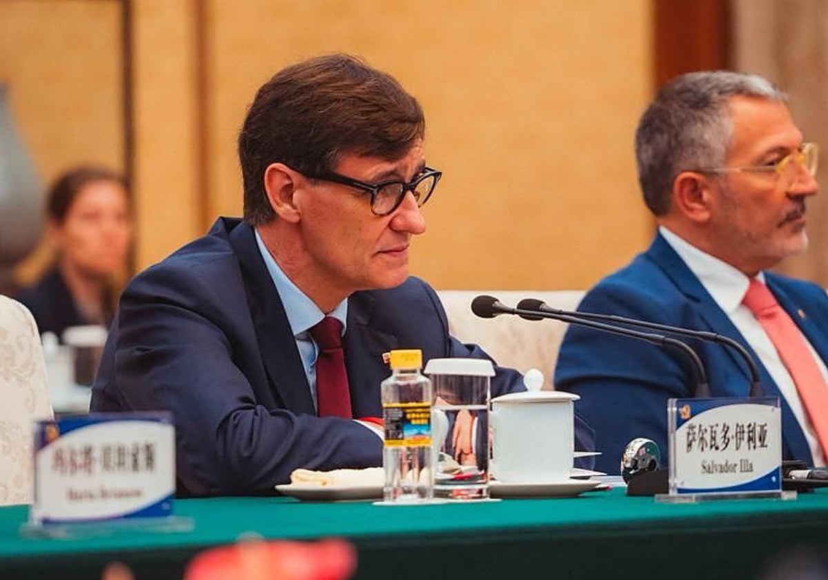 Salvador Illa, presidente de la Generalitat, hoy, en China, junto a Miquel Sàmper, consejero de Empresa y Trabajo