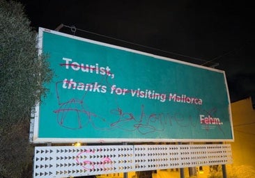 «Go home»: Las vallas de bienvenida a los turistas se convierten en blanco de la turismofobia en Mallorca
