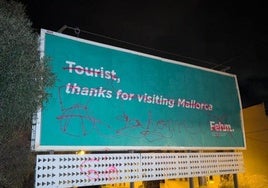 «Go home»: Las vallas de bienvenida a los turistas se convierten en blanco de la turismofobia en Mallorca