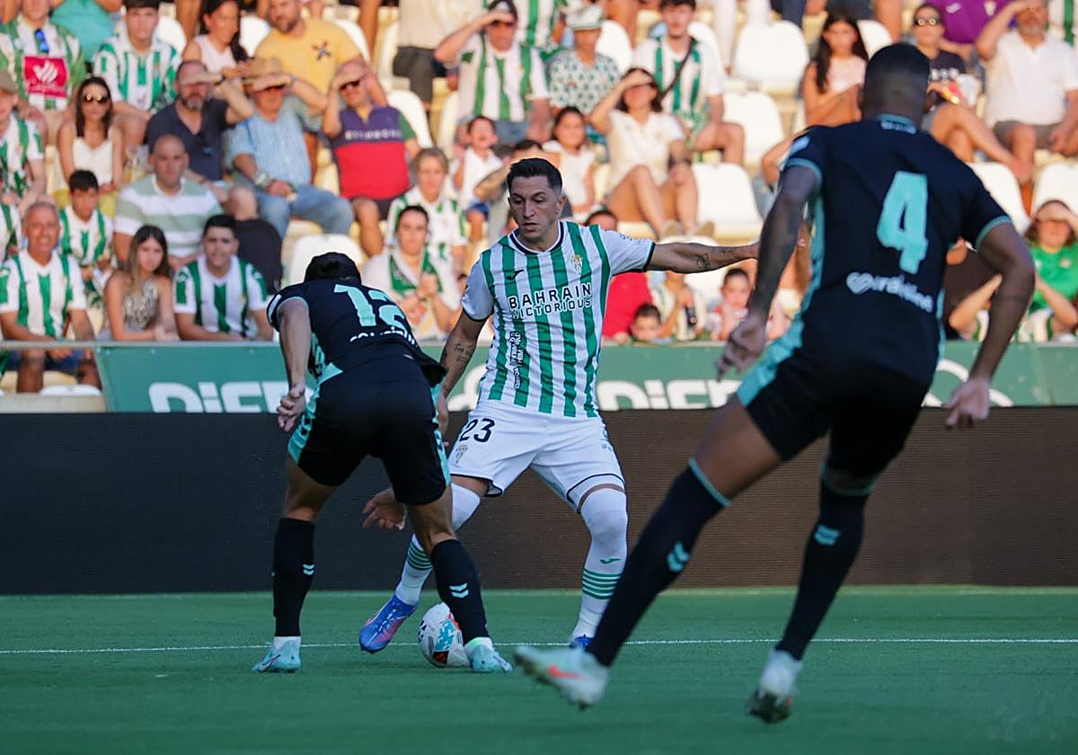 Caracedo entre dos defensas béticos en el Trofeo 'Puertas de Córdoba'