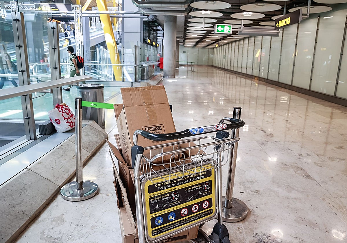 Acceso vetado a indigentes, este jueves, en el aeropuerto de Madrid Barajas
