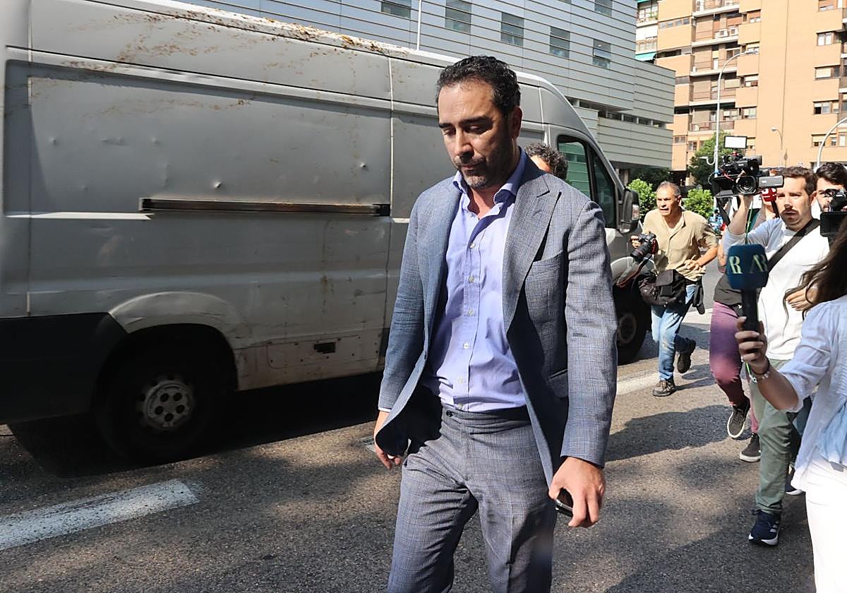 Víctor de Aldama, en la calle perseguido por los medios