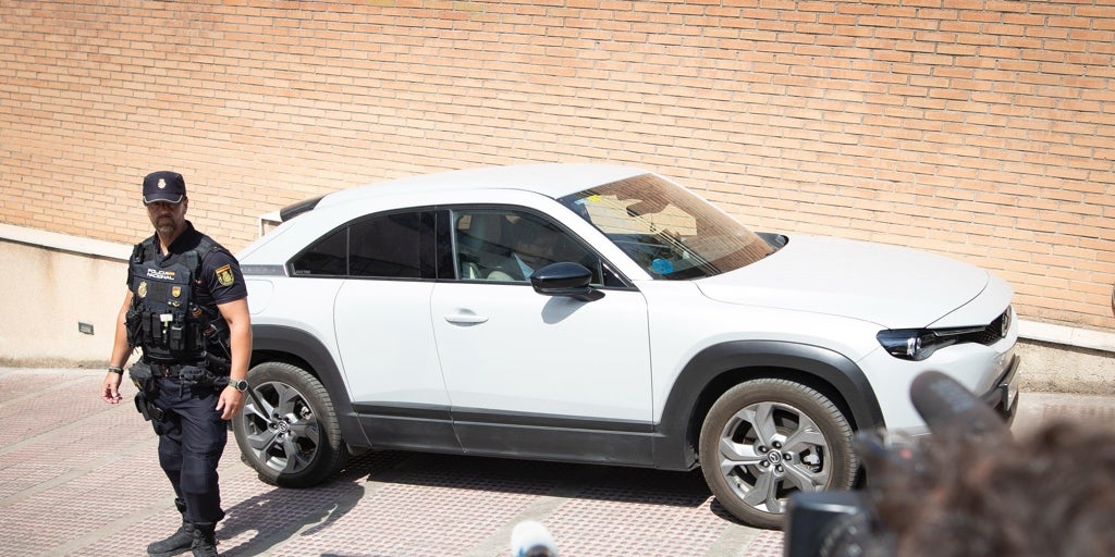 Caso Juana Rivas: Francesco Arcuri abandona el juzgado de Granada con su hijo para volver a Italia