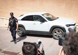 El vehículo en el que Francesco Arcuri ha abandonado el juzgado de Granada junto a su hijo