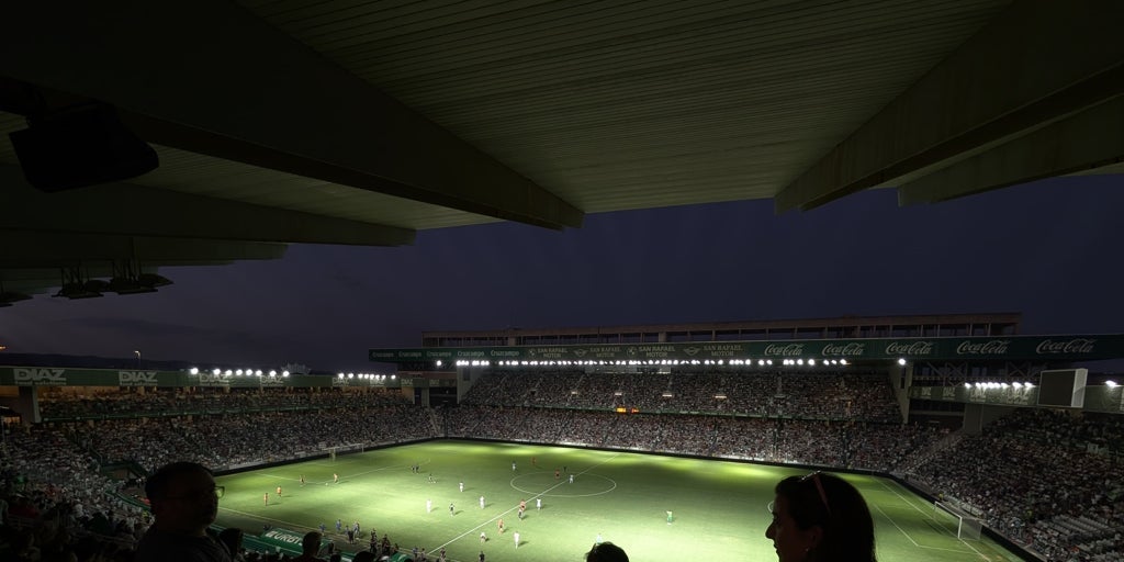 El Arcángel, en penumbra: el nuevo sistema de iluminación del Córdoba CF falla en su debut