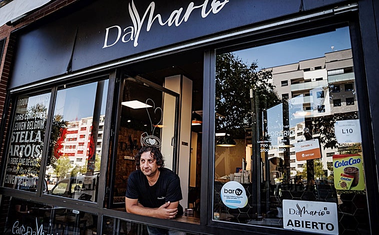 Imagen principal - Cosmin, al frente del café Da Mario, ha sufrido cinco robos; en las fotos inferiores, el cristal del pub McLaren's reventado a golpes con alcantarillas, y un ladrón entra en un patio de un chalé adosado