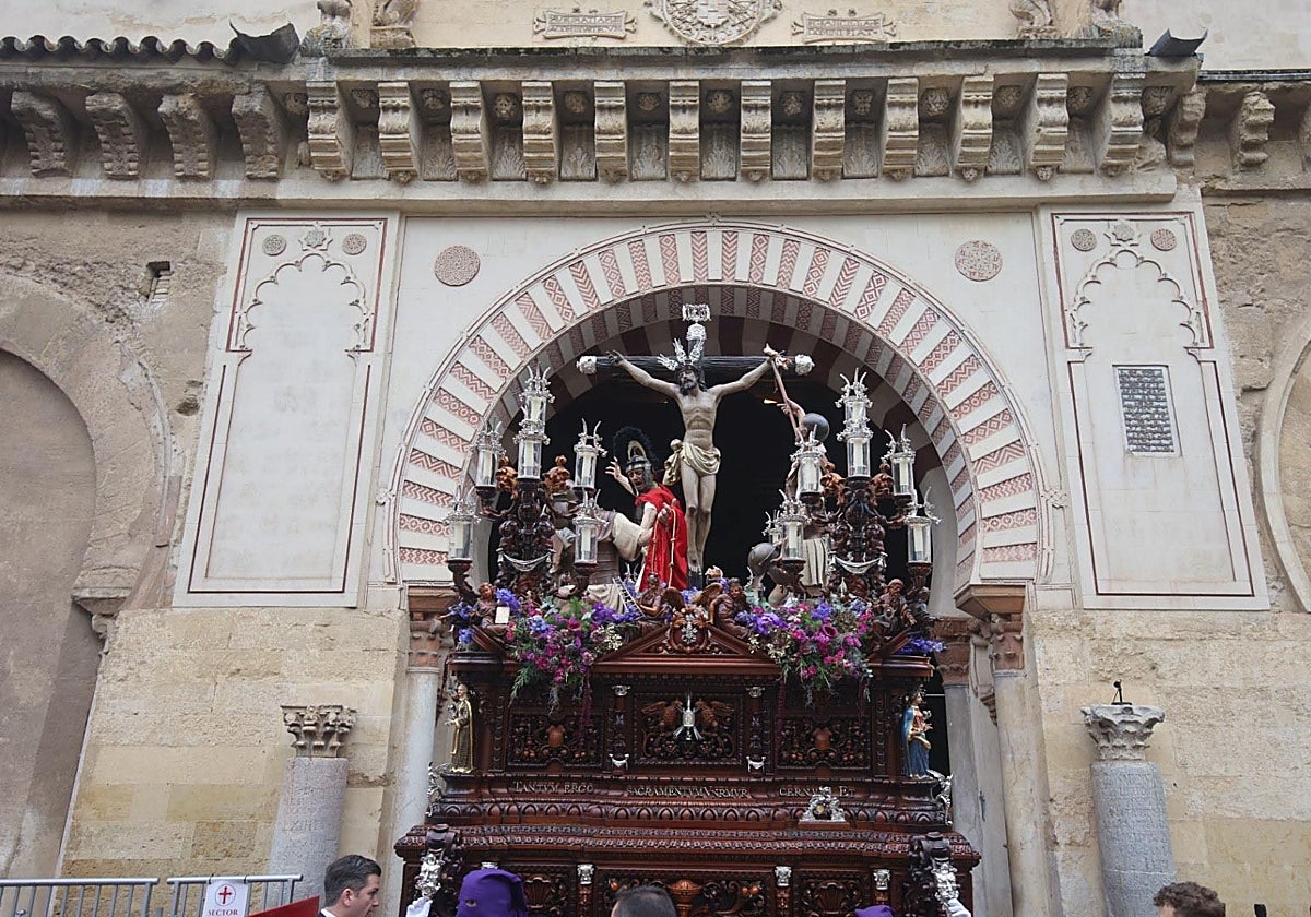 El Cristo de la Agonía saliendo de la Catedral