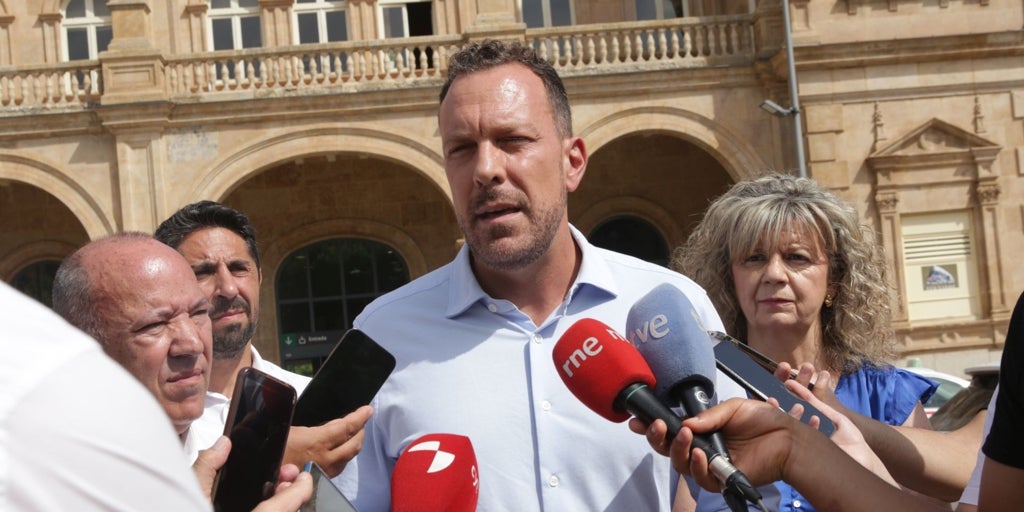 Paradas de bus en el medio rural: PP y PSOE se enzarzan al acusarse de propagar un anuncio «fake» y un «bulo»