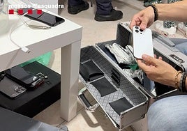 La geolocalización en el Raval de móviles robados lleva a los Mossos a asestar el mayor golpe contra una organización que los vendía en Marruecos y China