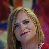 La carrera que la socialista Pilar Bernabé no tiene sigue apareciendo en su currículum en LinkedIn