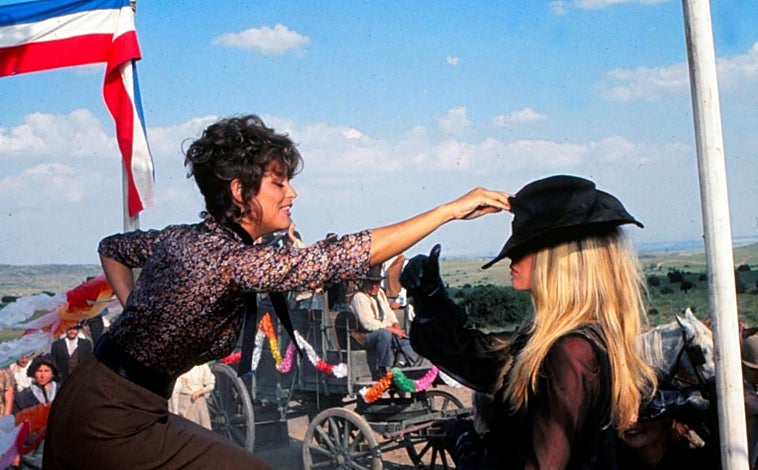 Imagen principal - Arriba, Claudia Cardinale y Briggite Bardot, en Colmenar Viejo. Abajo, a la izquierda, Audrey Hepburn saliendo de Mantequerías Leonesas en 1966. A la derecha, Concha Velasco, en la Gran Vía.