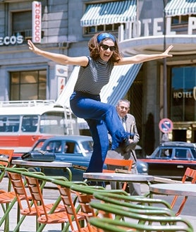 Imagen secundaria 2 - Arriba, Claudia Cardinale y Briggite Bardot, en Colmenar Viejo. Abajo, a la izquierda, Audrey Hepburn saliendo de Mantequerías Leonesas en 1966. A la derecha, Concha Velasco, en la Gran Vía.