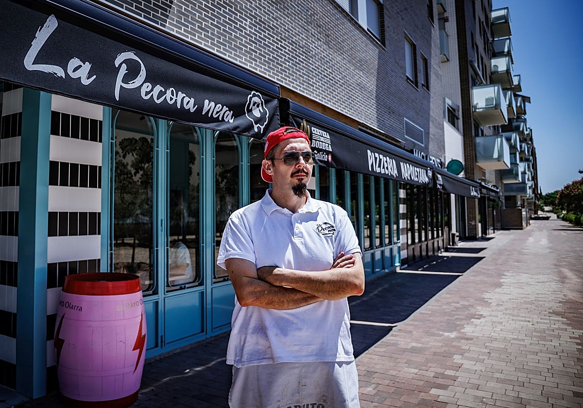 Francesco, dueño de la pizzería La Pecora nera, uno de los últimos establecimientos asaltados