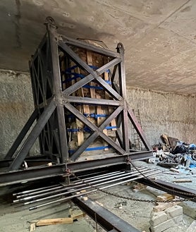 Imagen secundaria 2 - En las dos primeras imágenes, los operarios descubren los restos del canal del Manzanares; en la tercera fotografía, la jaula ya construida y el carril para desplazar las losas sin dañarlas