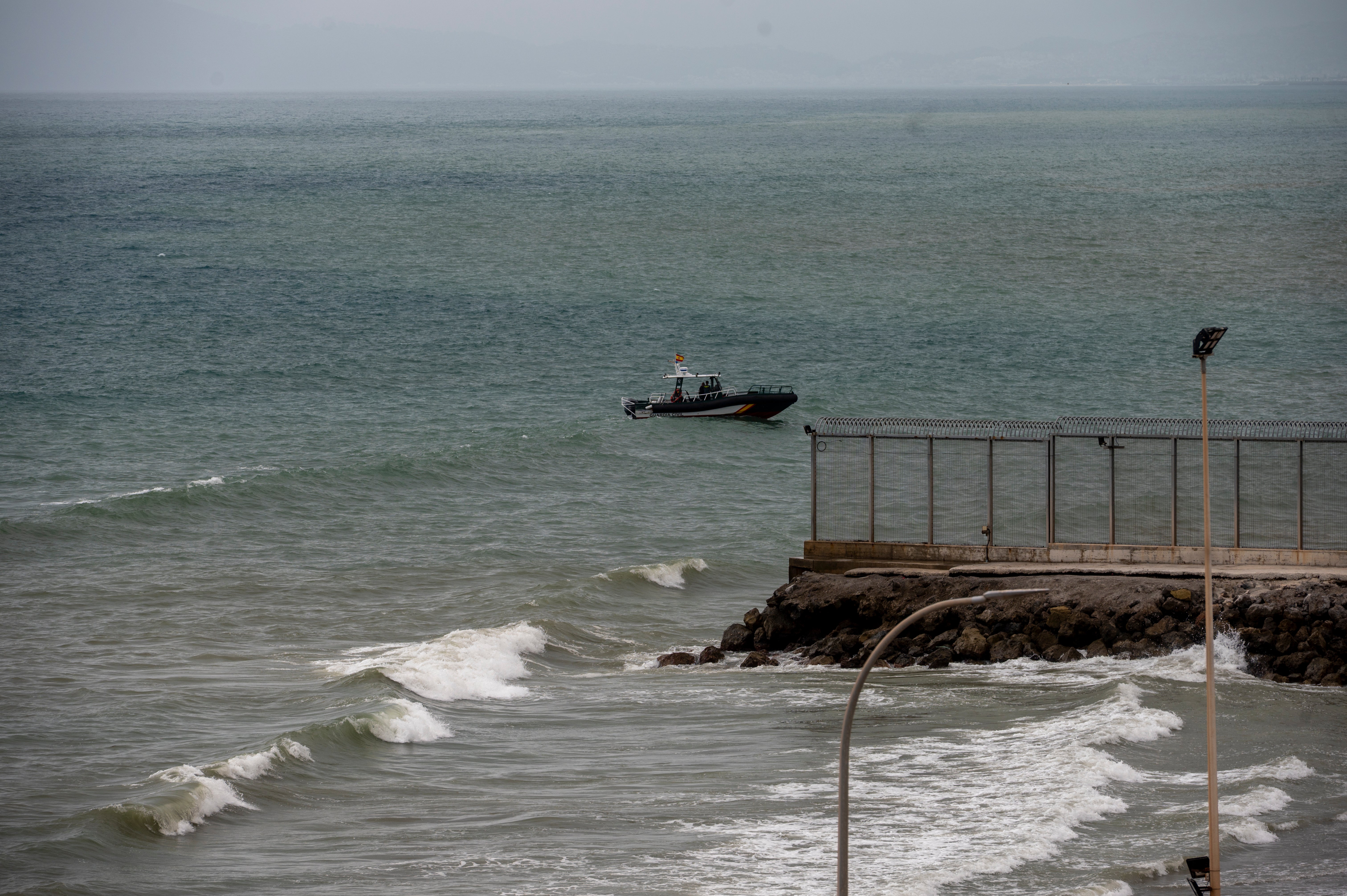 Embaracaciones de la Guardia Civil interceptan a varios menores inmigrantes este sábado