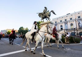 Un multitudinario desfile por el centro de Burgos celebra los 70 años de la estatua del Cid Campeador