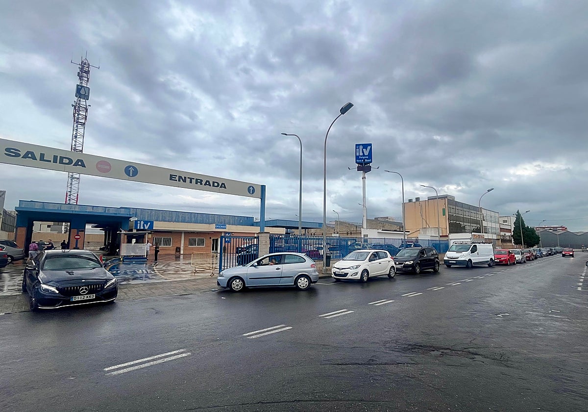 Imagen de la cola de coches sin cita previa esperando a ser atendidos en la estación ITV de Vara de Quart