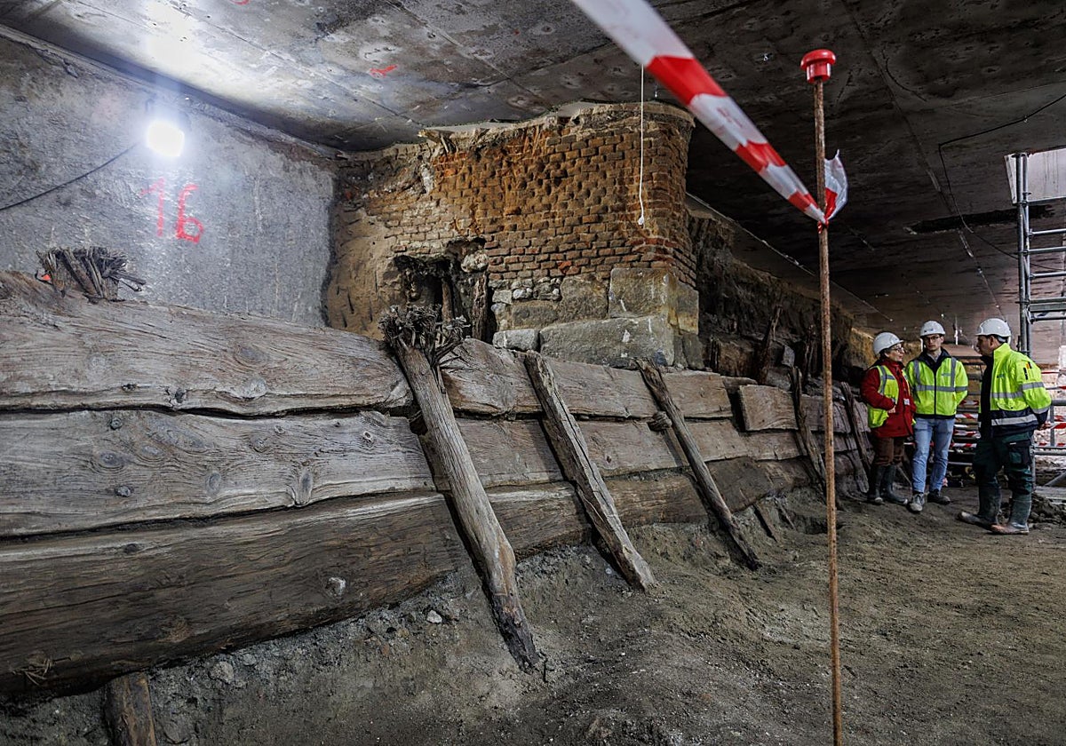 Los operarios tras hallar los restos en la construcción de la nueva estación de Metro de la Línea 11