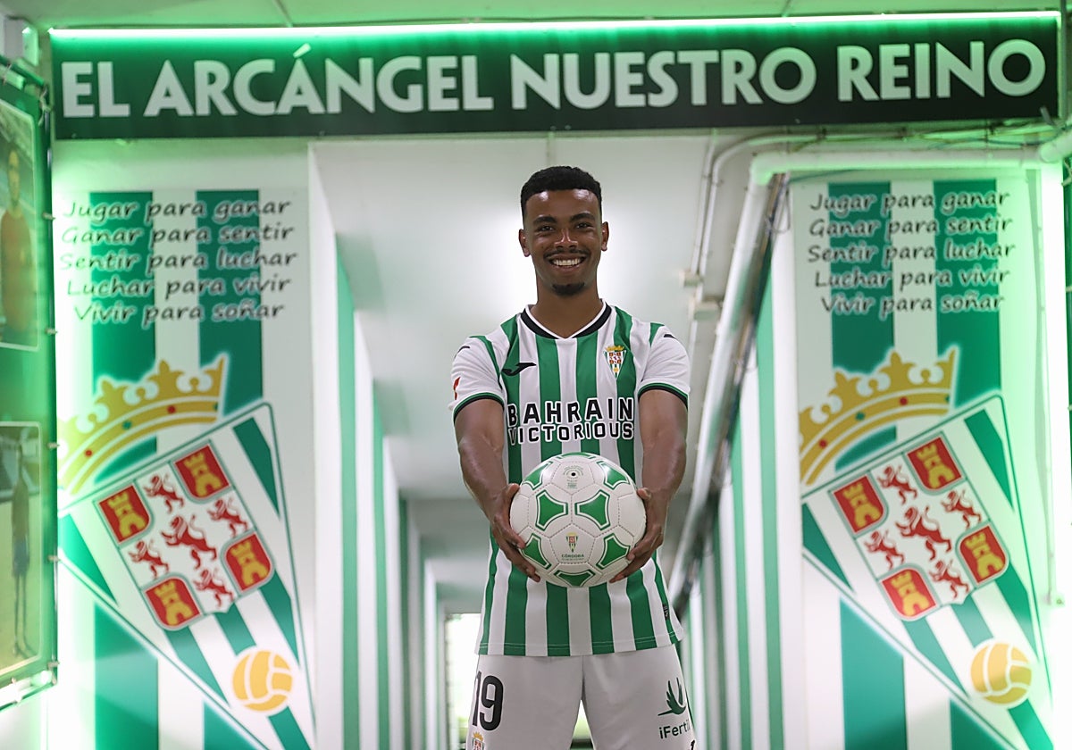 Dalisson de Almeida durante su presentación con el Córdoba CF