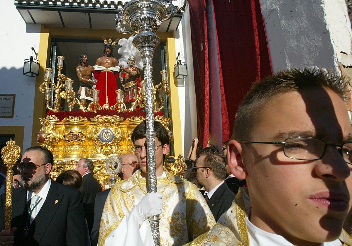 El Señor de las Penas saliendo de la casa de hermandad en octubre de 2004