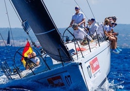 Felipe VI, a los mandos del Aifos en la Bahía de Palma