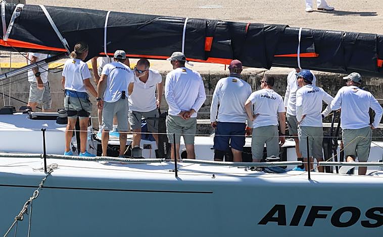 Imagen principal - El reencuentro del Rey con la tripulación del Aifos inaugura las vacaciones oficiales en Palma