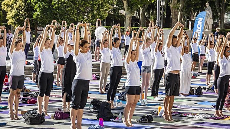 Un grupo de personas realizando yoga en Madrid