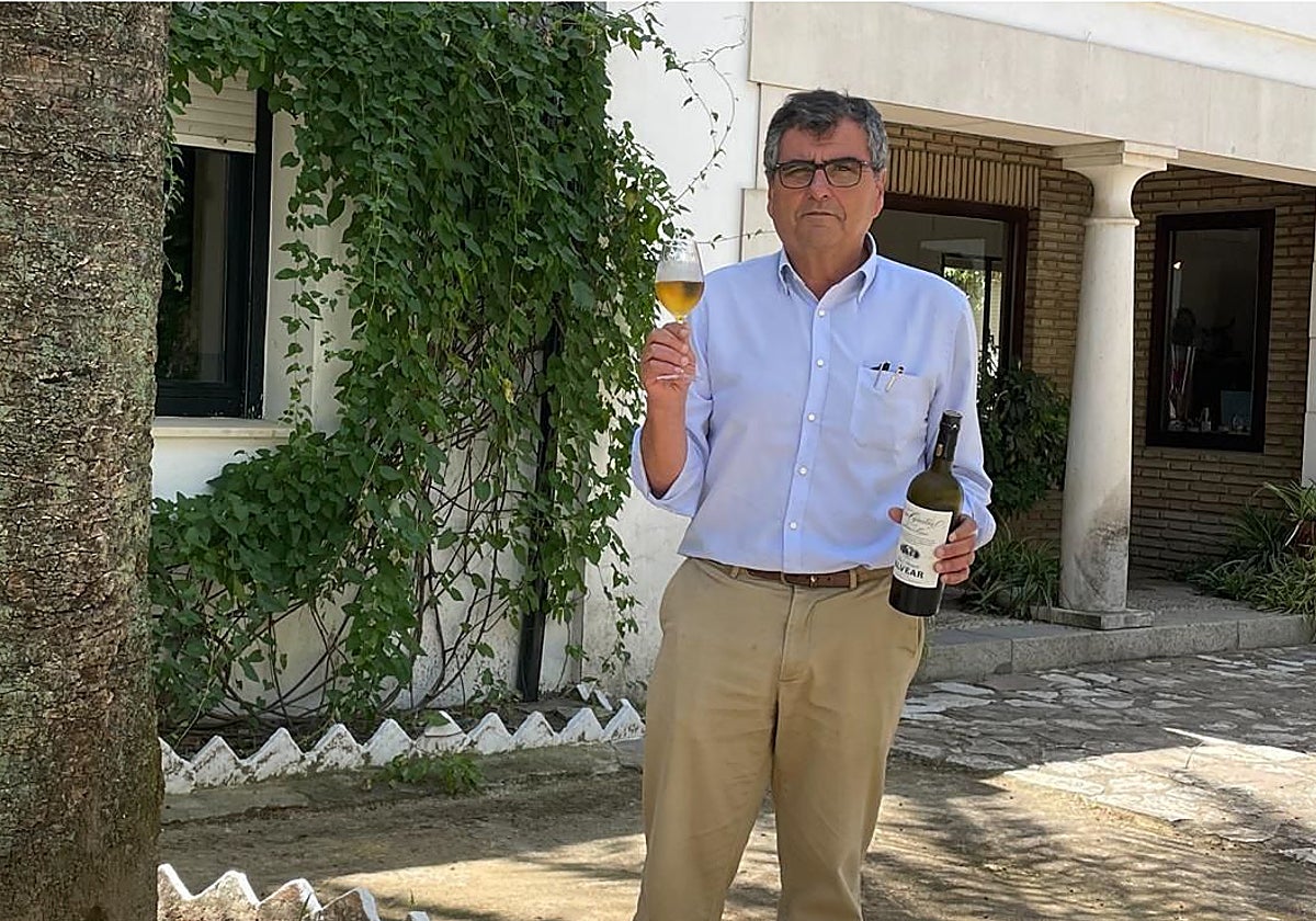 Luis Giménez Alvear, propietario de Bodegas Alvear, con uno de sus caldos en Montilla-Moriles