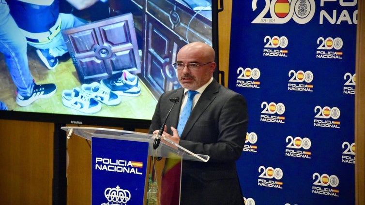 El delegado del Gobierno culpa ahora a Almeida de la falta de un censo de indigentes en  Barajas  que anunció AENA