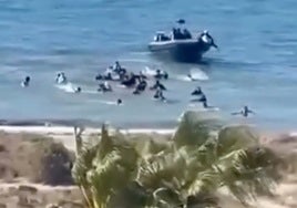 Nuevo desembarco de inmigrantes en patera en El Ejido, a plena luz del día en la playa de Almerimar