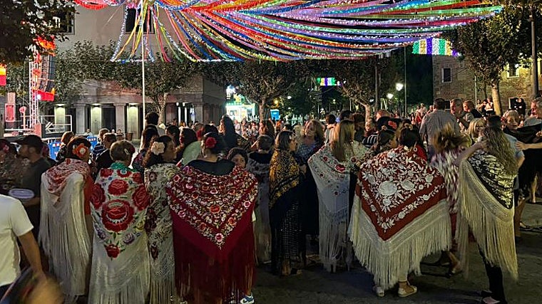 Vecinas luciendo sus mantones durante las Fiestas de Mozos, Casados y Viudos