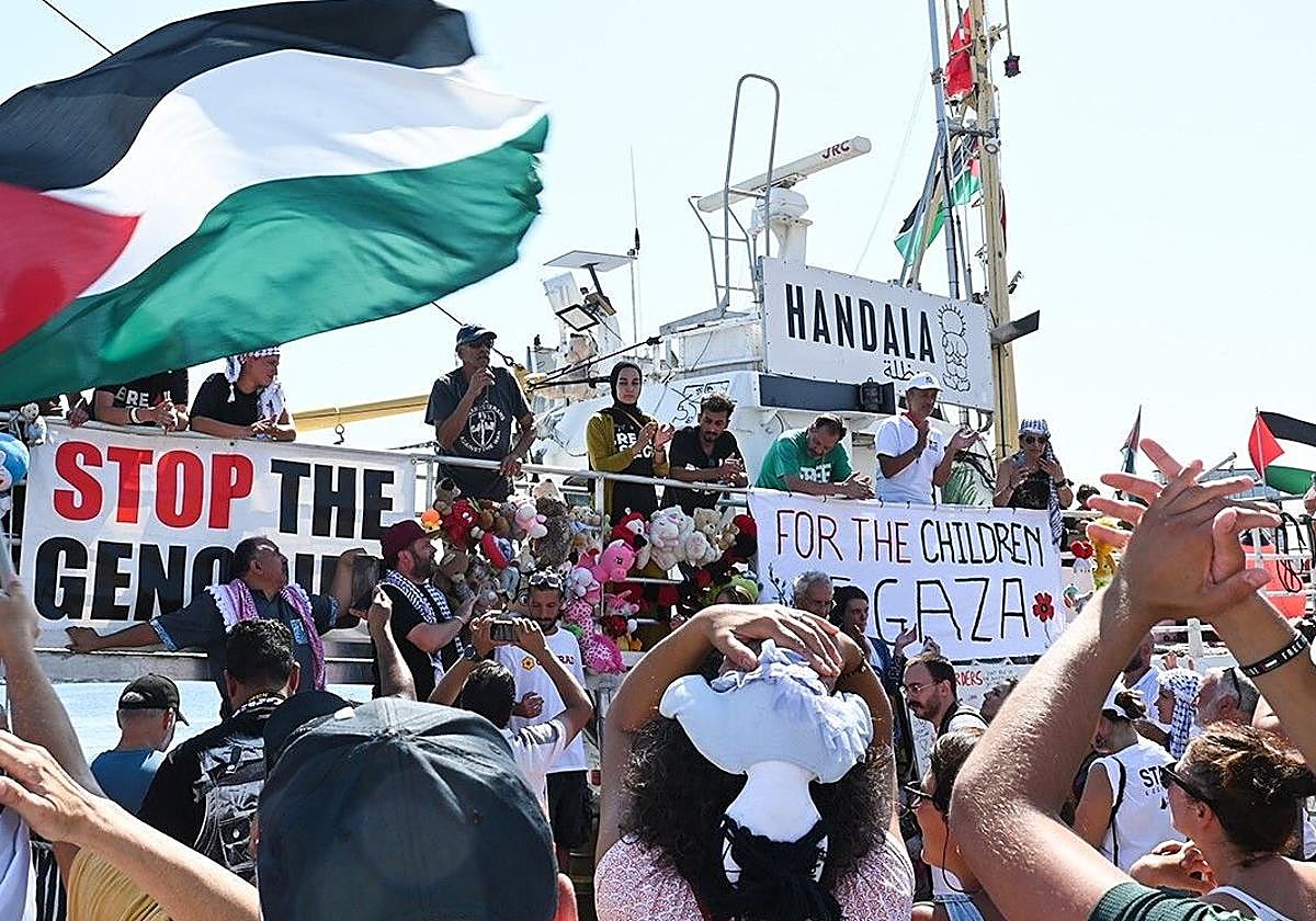 Despedida al barco 'Handala' en el puerto de Gallipoli, en Italia