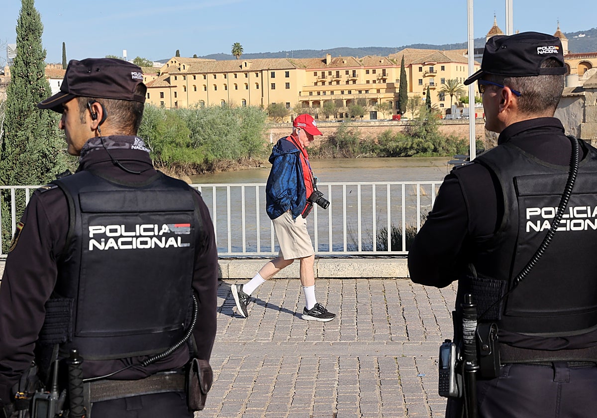 Una patrulla de la Policía patrulla por Córdoba