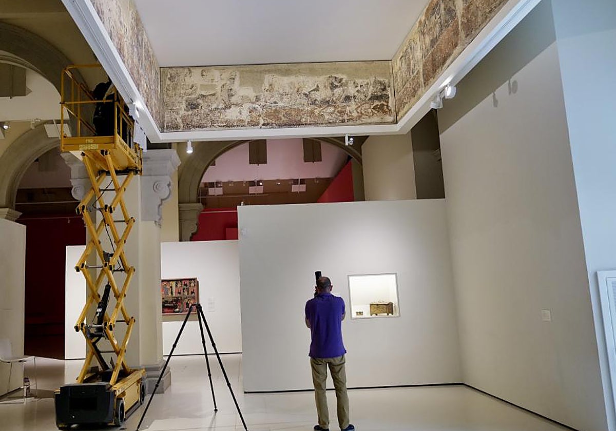 Técnicos del Gobierno de Aragón trabajando en la sala 17 del MNAC.