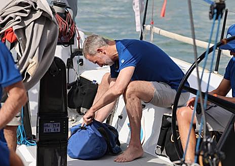 Imagen secundaria 1 - El Rey, a bordo del Aifos durante la primera jornada de regatas, junto a la tripulación