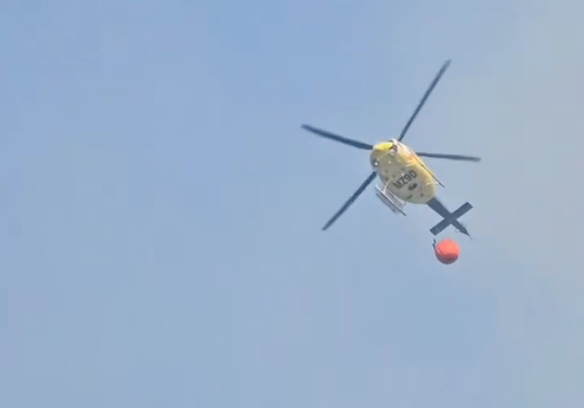 Uno de los nueve medios aéreos que intervienen en el incendio