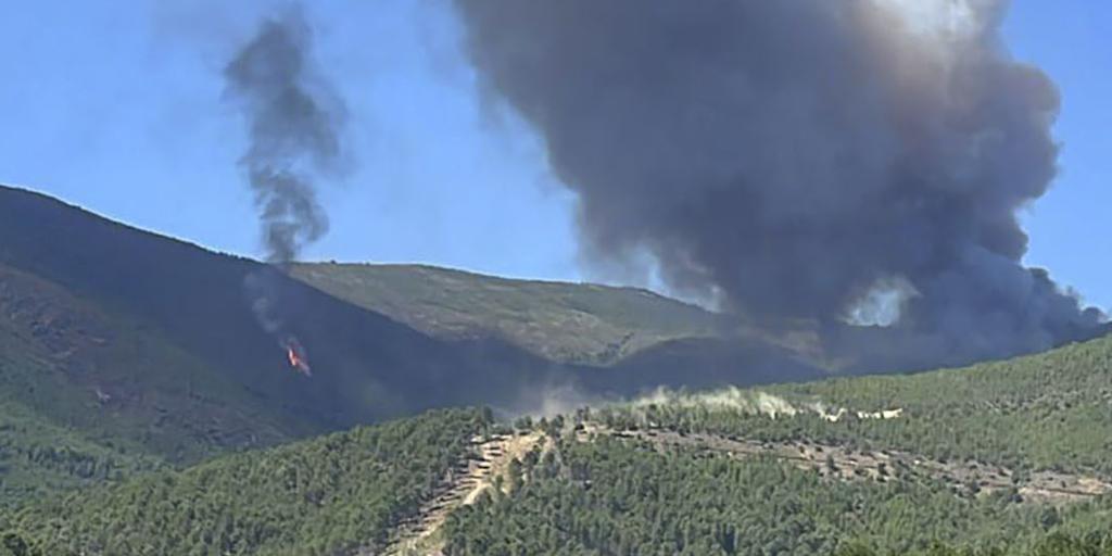 Extremadura solicita la activación de la UME por el incendio en Caminomorisco, Cáceres