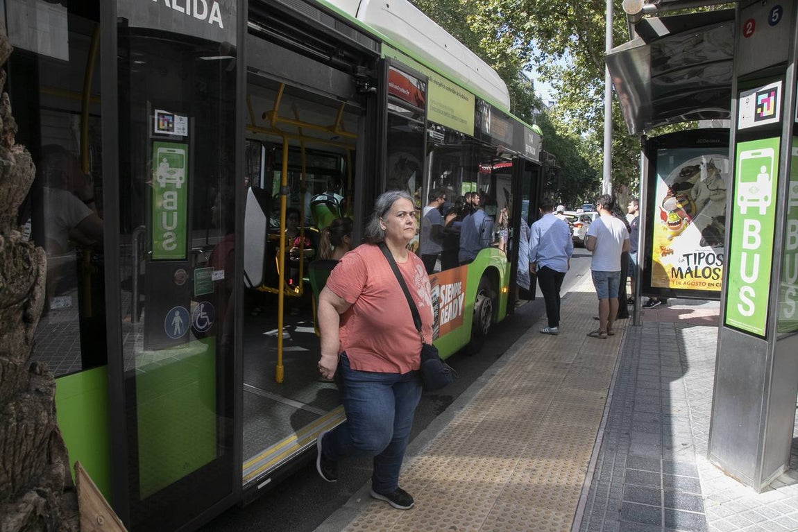 Viajeros en los autobuses de Aucorsa, en imágenes