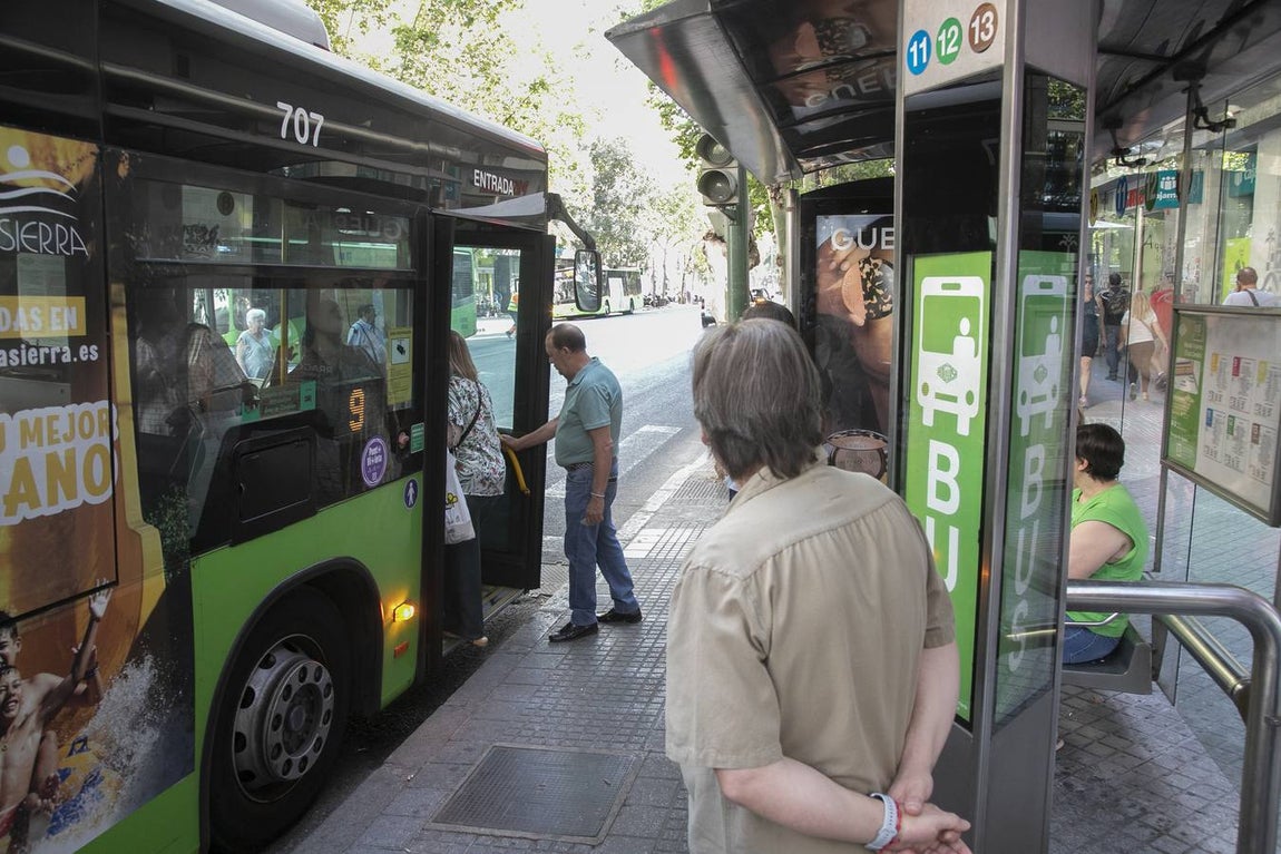 Viajeros en los autobuses de Aucorsa, en imágenes