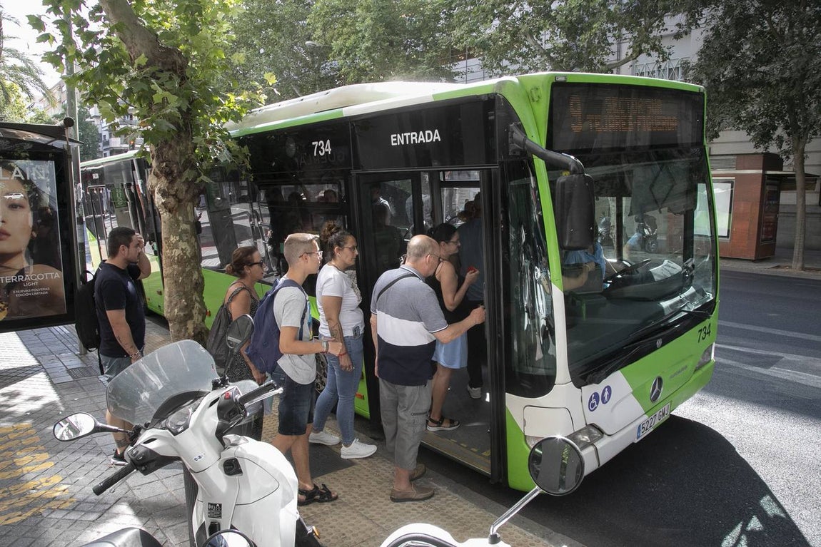 Viajeros en los autobuses de Aucorsa, en imágenes