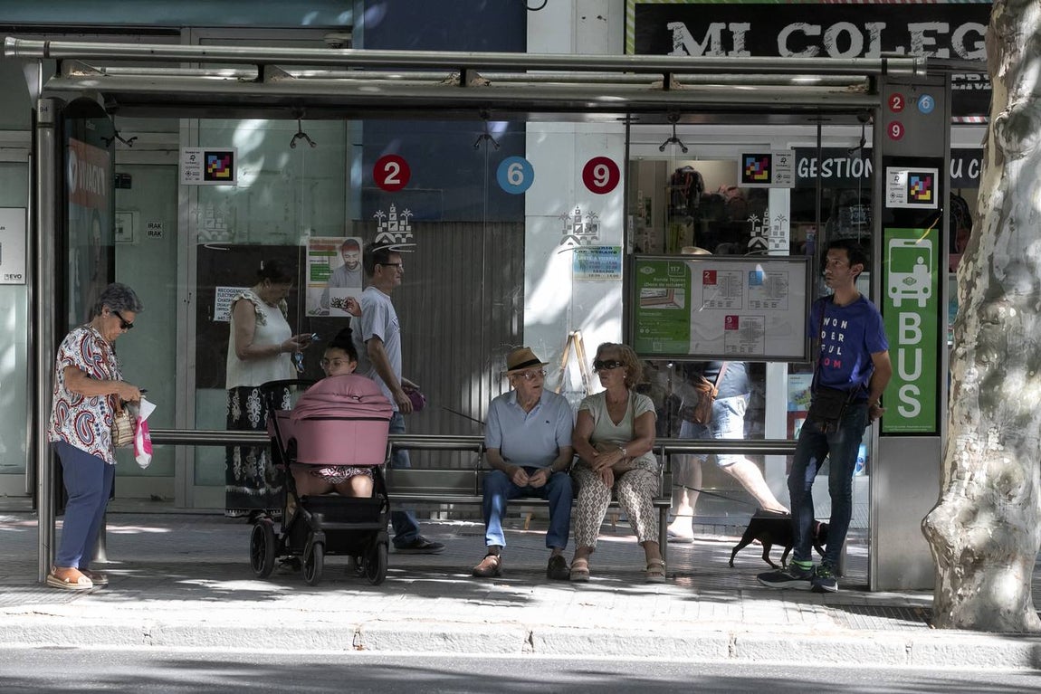 Viajeros en los autobuses de Aucorsa, en imágenes