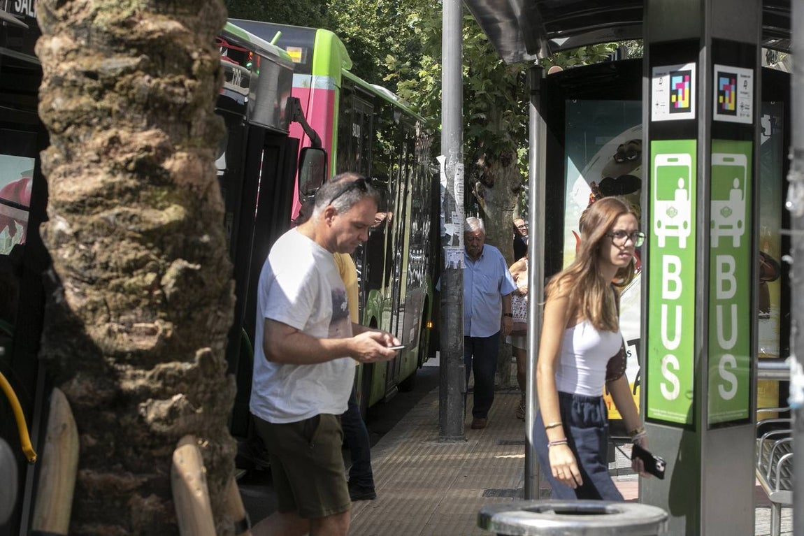 Viajeros en los autobuses de Aucorsa, en imágenes