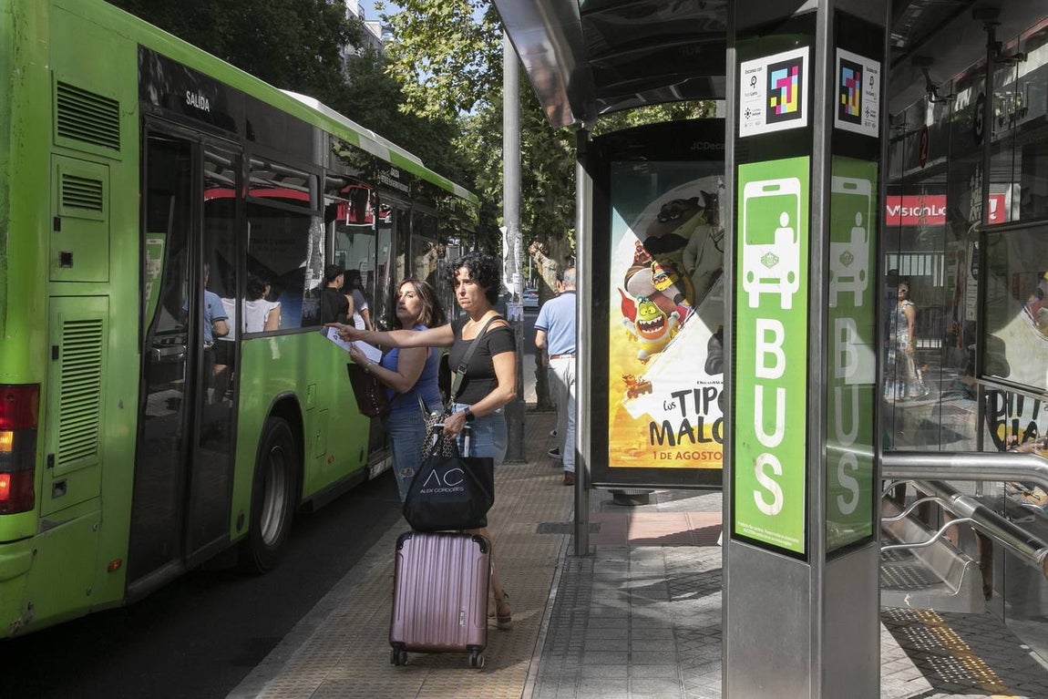 Viajeros en los autobuses de Aucorsa, en imágenes