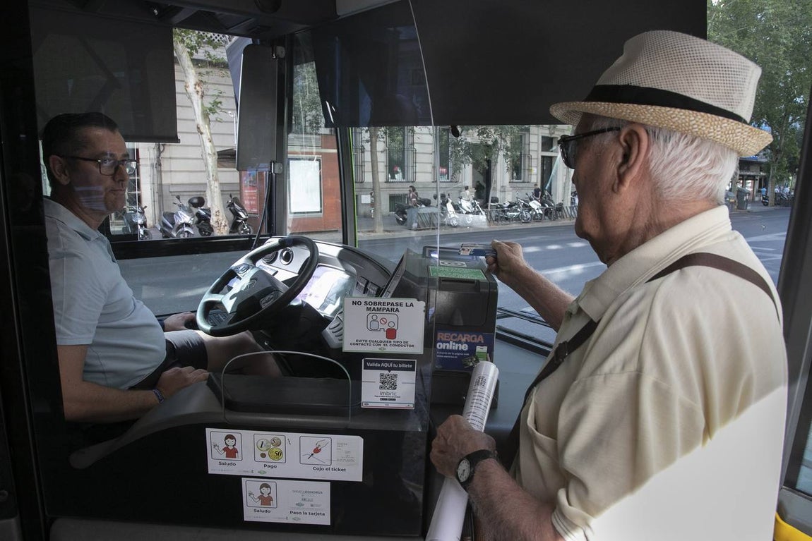 Viajeros en los autobuses de Aucorsa, en imágenes