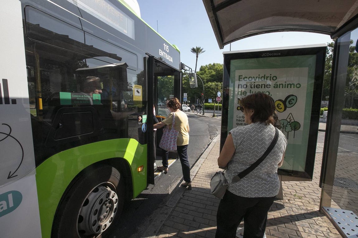 Viajeros en los autobuses de Aucorsa, en imágenes