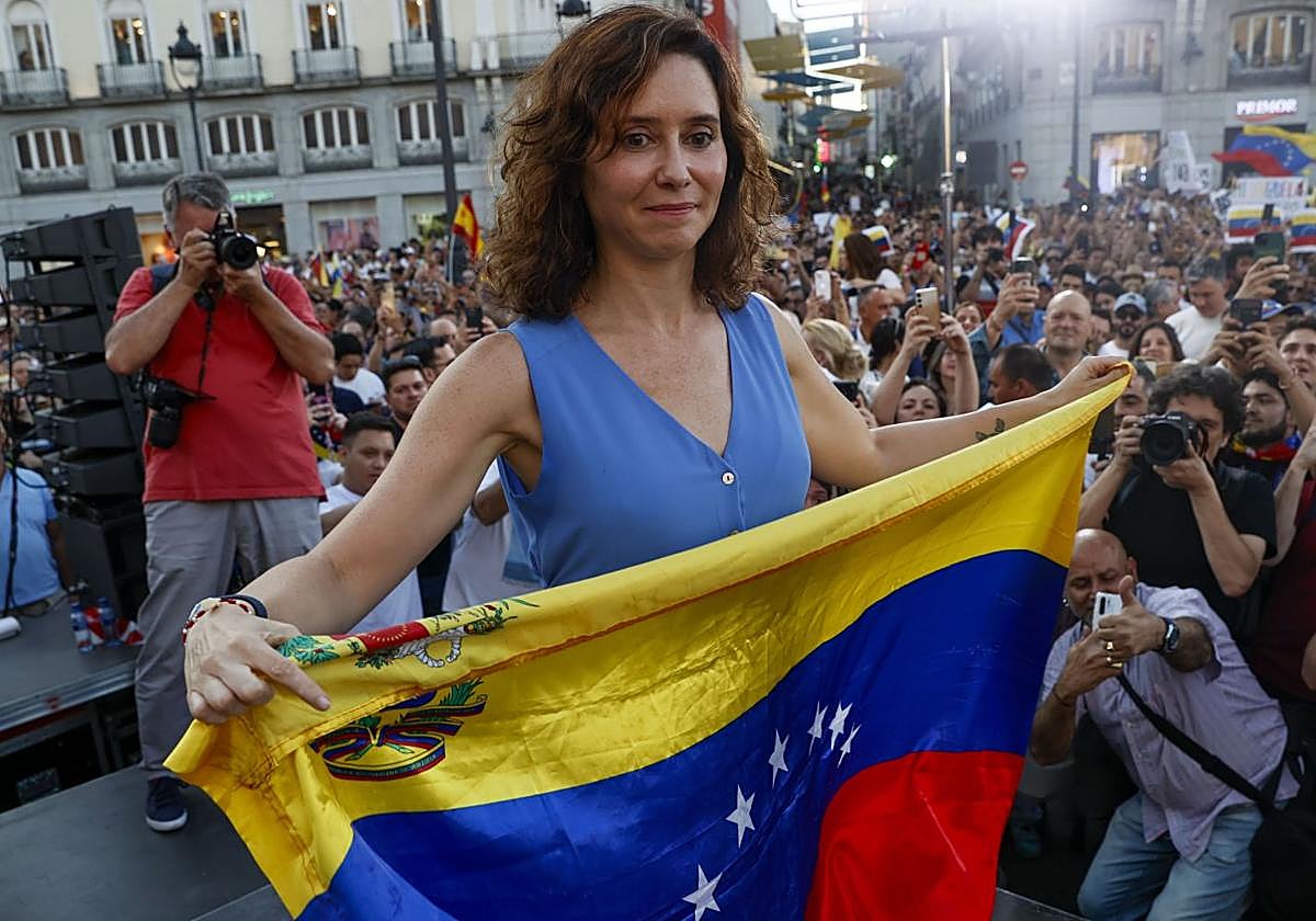 Ayuso, contra TVE por rememorar las elecciones en las que Maduro se autoproclamó presidente de Venezuela: «Sánchez, Zapatero: ¡cómplices!»