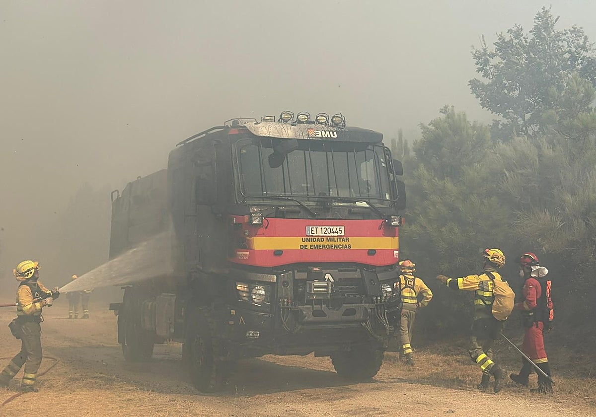 Los efectivos antiincendios sofocan las llamas del camión de la UME alcanzado por las llamas
